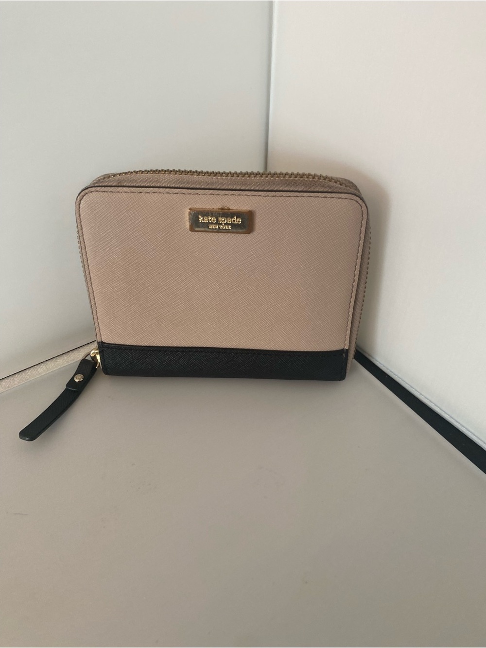 kate spade two-tone tan and black zip wallet